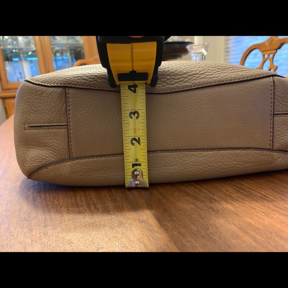 LIKE NEW Michael Kors tan soft leather w/gold bag! - Picture 7 of 8